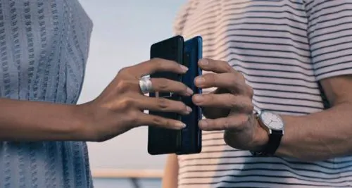 Galaxy S10 может сам заряжать iPhone XS. Будет быстрее, чем с адаптером Apple
