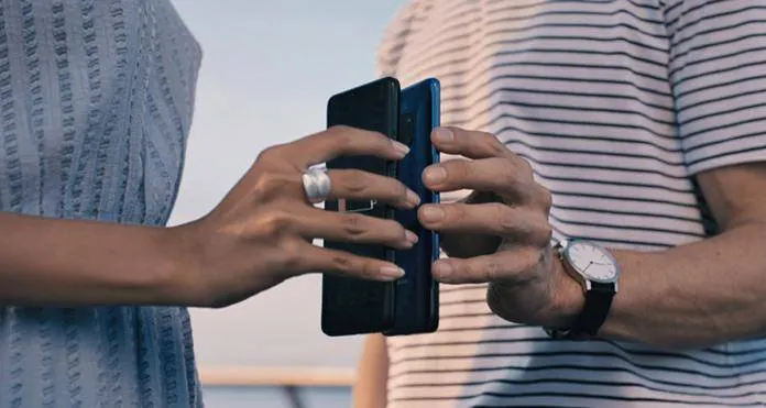 Galaxy S10 может сам заряжать iPhone XS. Будет быстрее, чем с адаптером Apple