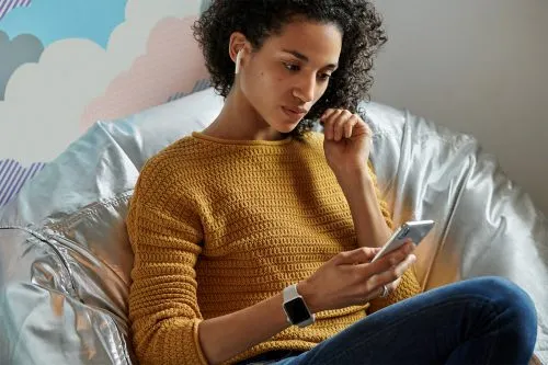 Презентованы AirPods 2. Чем отличаются от первого поколения? И сколько стоят?