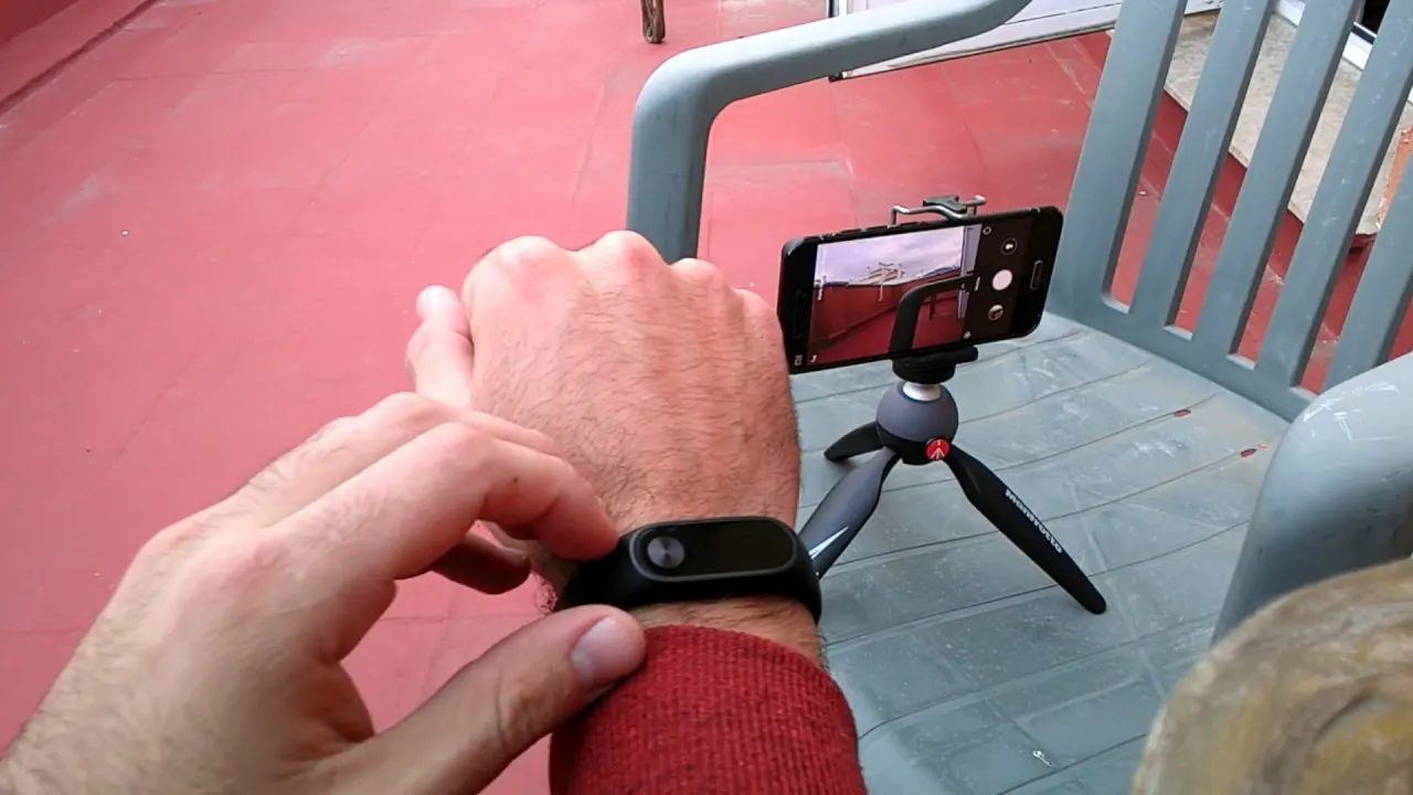 Xiaomi Mi Band получил функцию из Apple Watch. Как связать браслет и камеру?