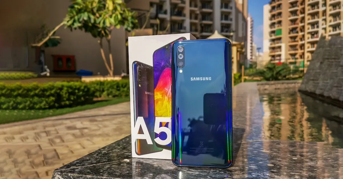 В России скоро выйдет Samsung Galaxy A50. Это единственный конкурент Xiaomi от корейцев