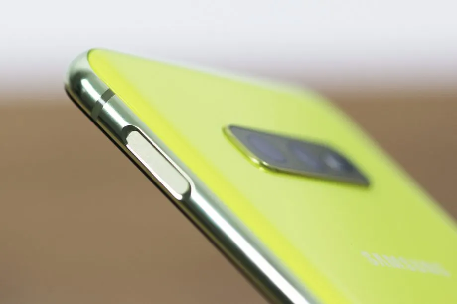 Samsung Galaxy S10e теперь дешевле iPhone XR. Пора брать?