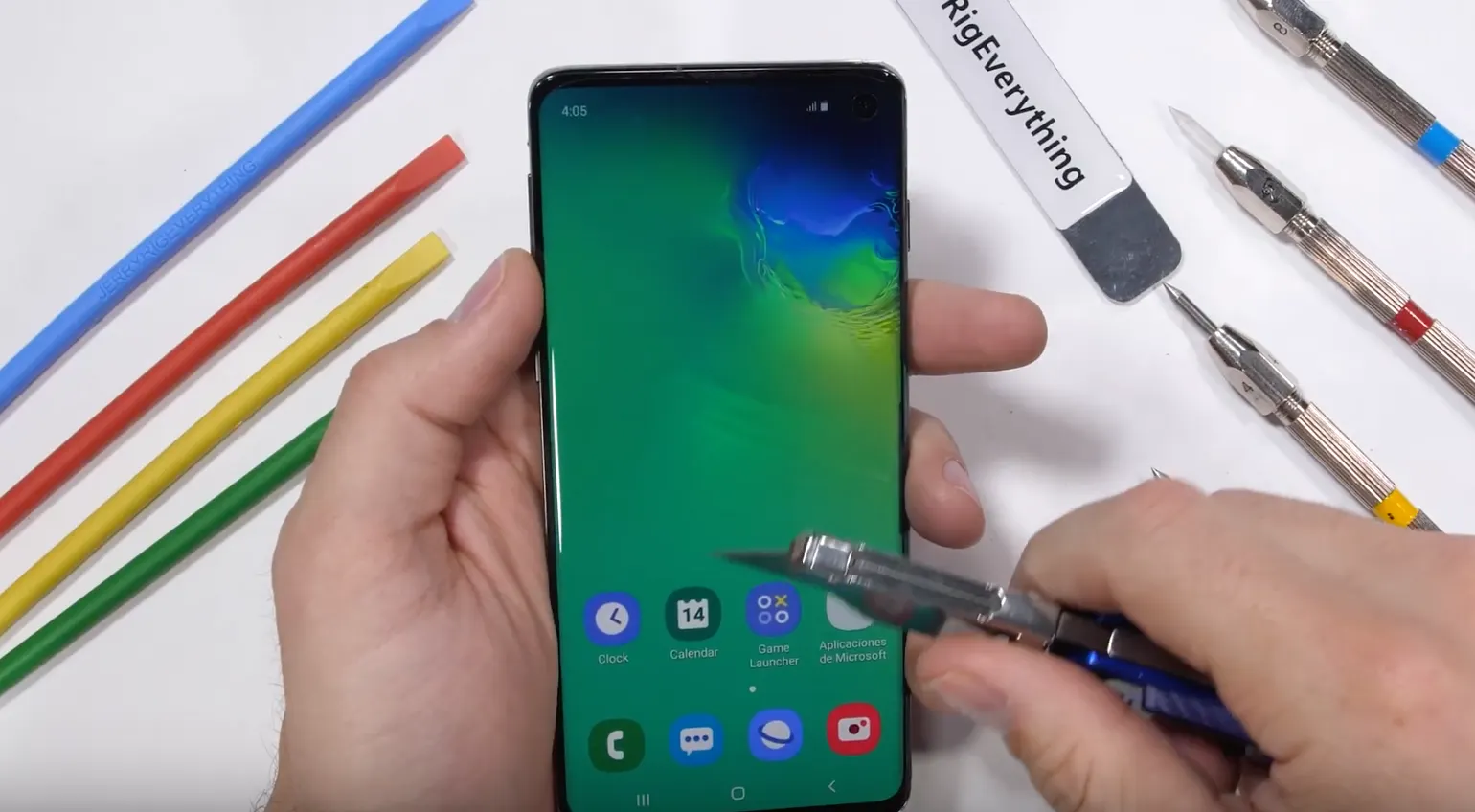 У Samsung Galaxy S10 гиперзащищенный экран. Там прочное стекло и пленка