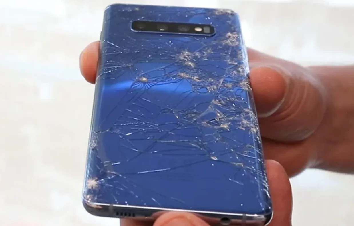 Все Samsung Galaxy S10 дважды уронили на асфальт. Один девайс умер