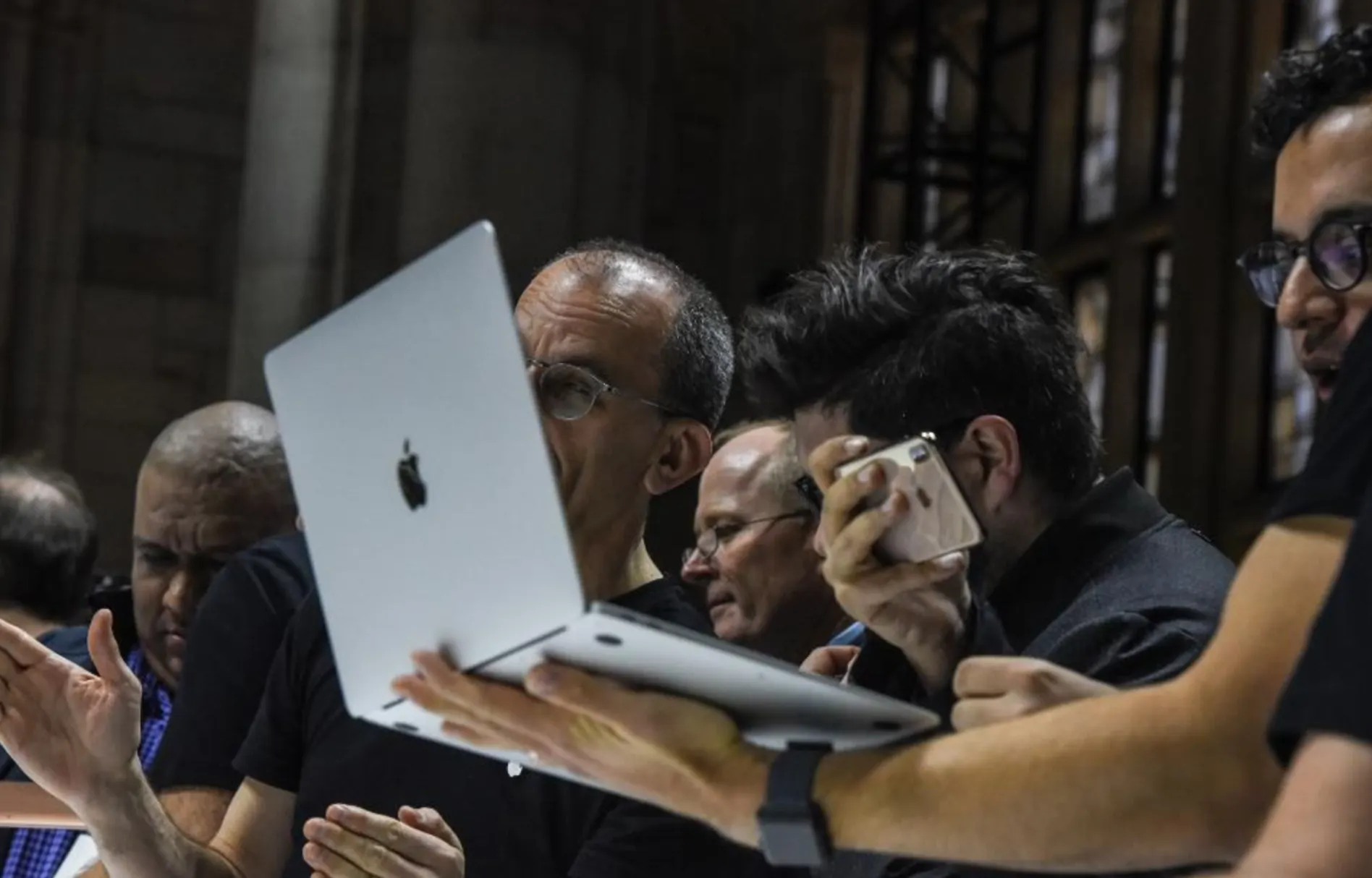 У MacBook Air журналистки WSJ сломалась клавиатура. Тетя изобретательно казнила Apple