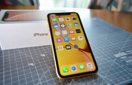 Где купить самый дешевый официальный iPhone XR. Прайс – почти как у серовозов
