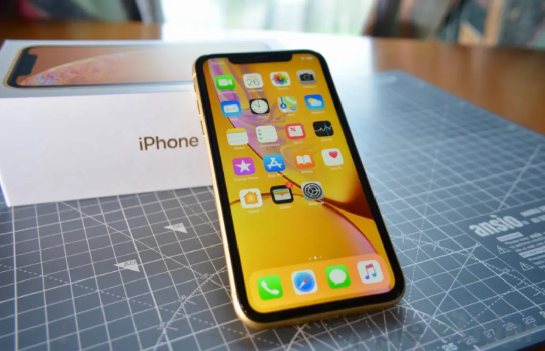 Где купить самый дешевый официальный iPhone XR. Прайс – почти как у серовозов