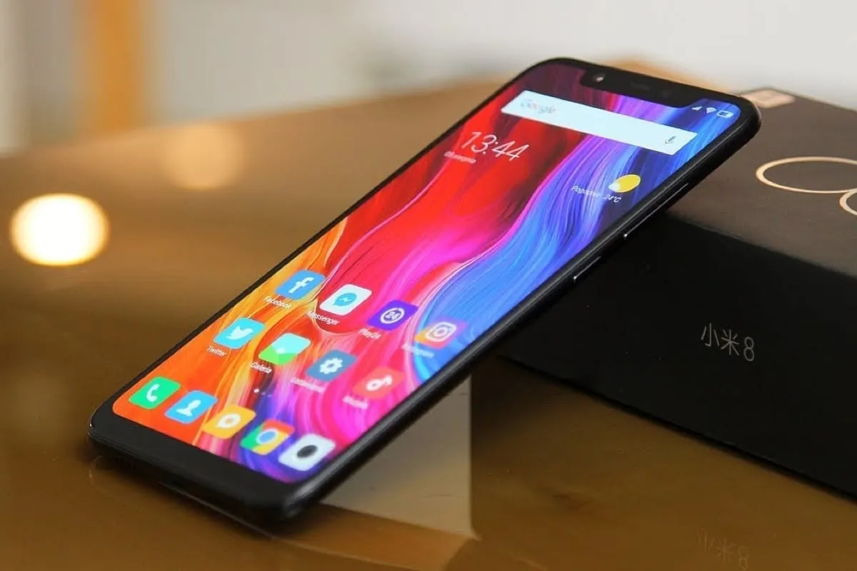 Цена Xiaomi Mi 8 упала после релиза Mi 9. Плевать на вырез – можно брать