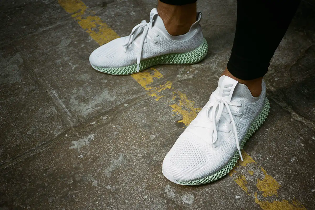 В Россию привезли кроссовки Adidas, напечатанные на 3D-принтере. Они очень боятся грязи