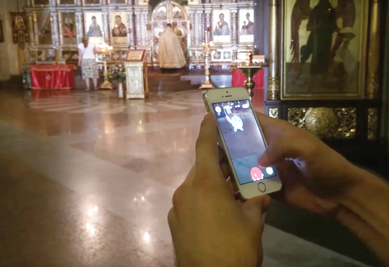 В Ростове-на-Дону девушка плюнула на дверь храма. Повторит судьбу Соколовского?