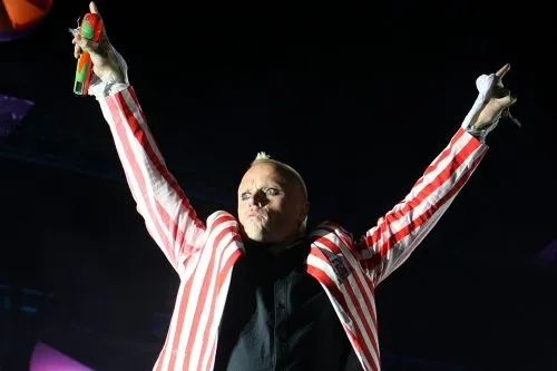 В Англии простились с вокалистом The Prodigy. Фанаты шумели и веселились на похоронах