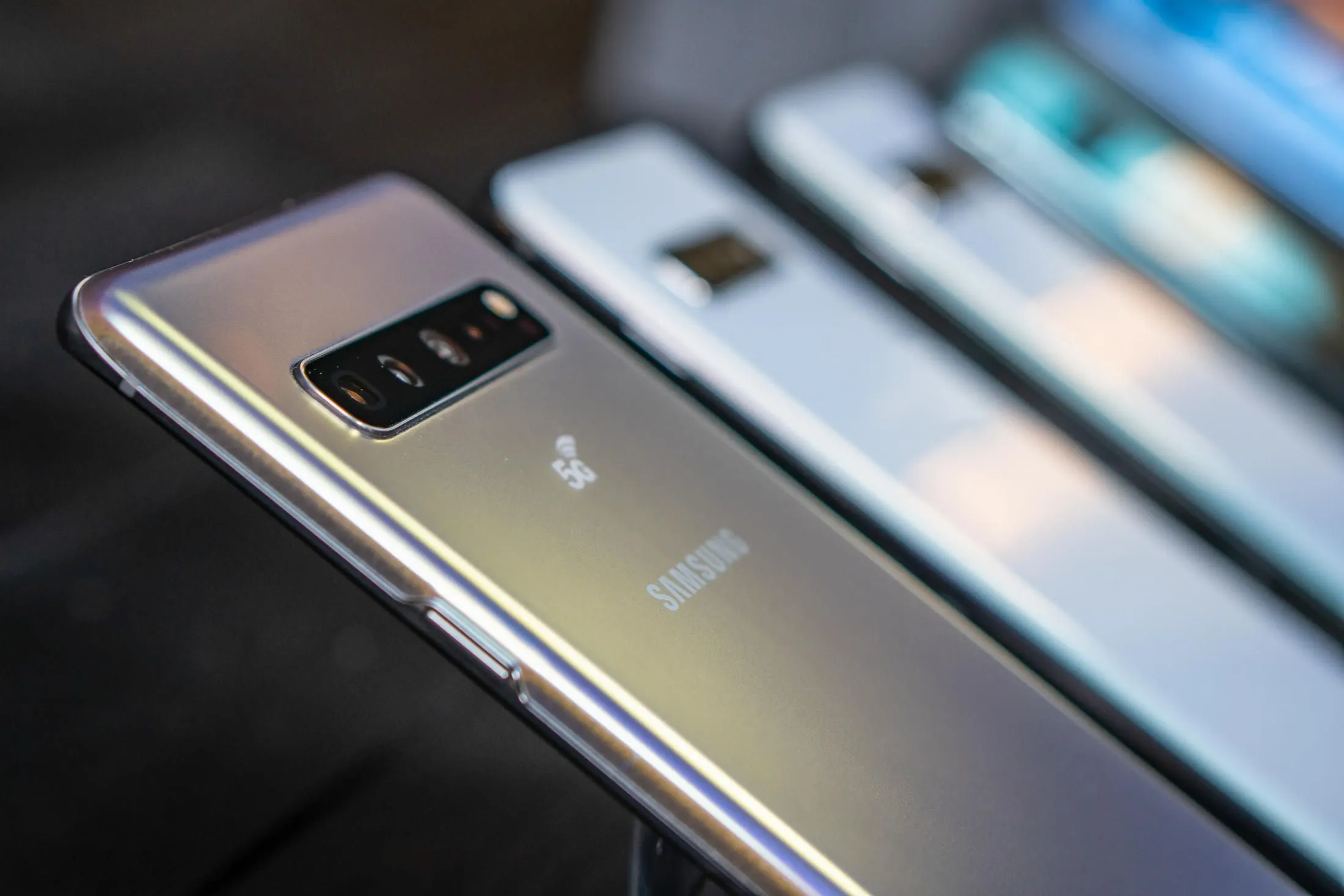 Samsung Galaxy S10 уже можно брать. Флагман подешевел через 5 дней после выхода