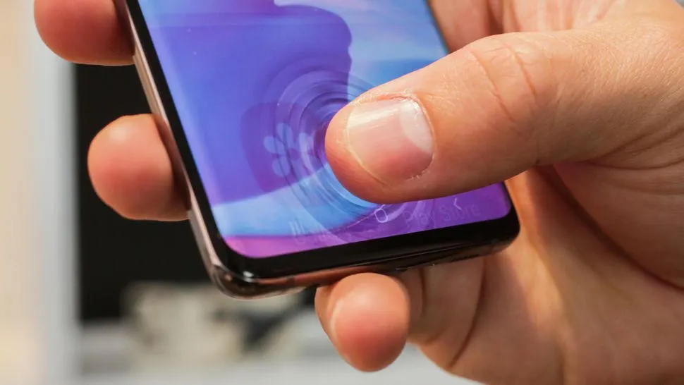Сканер отпечатков у Galaxy S10 уродует дисплей. Корейцы что, кривые?