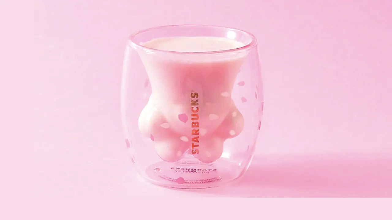 «У меня лапки». Китайцы помешались на дорогущей чашке из Starbucks