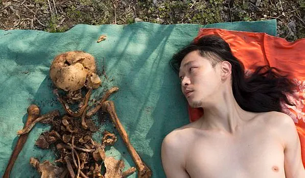 Китайский художник сделал фото с отцом. Все бы ничего, но тот умер 30 лет назад