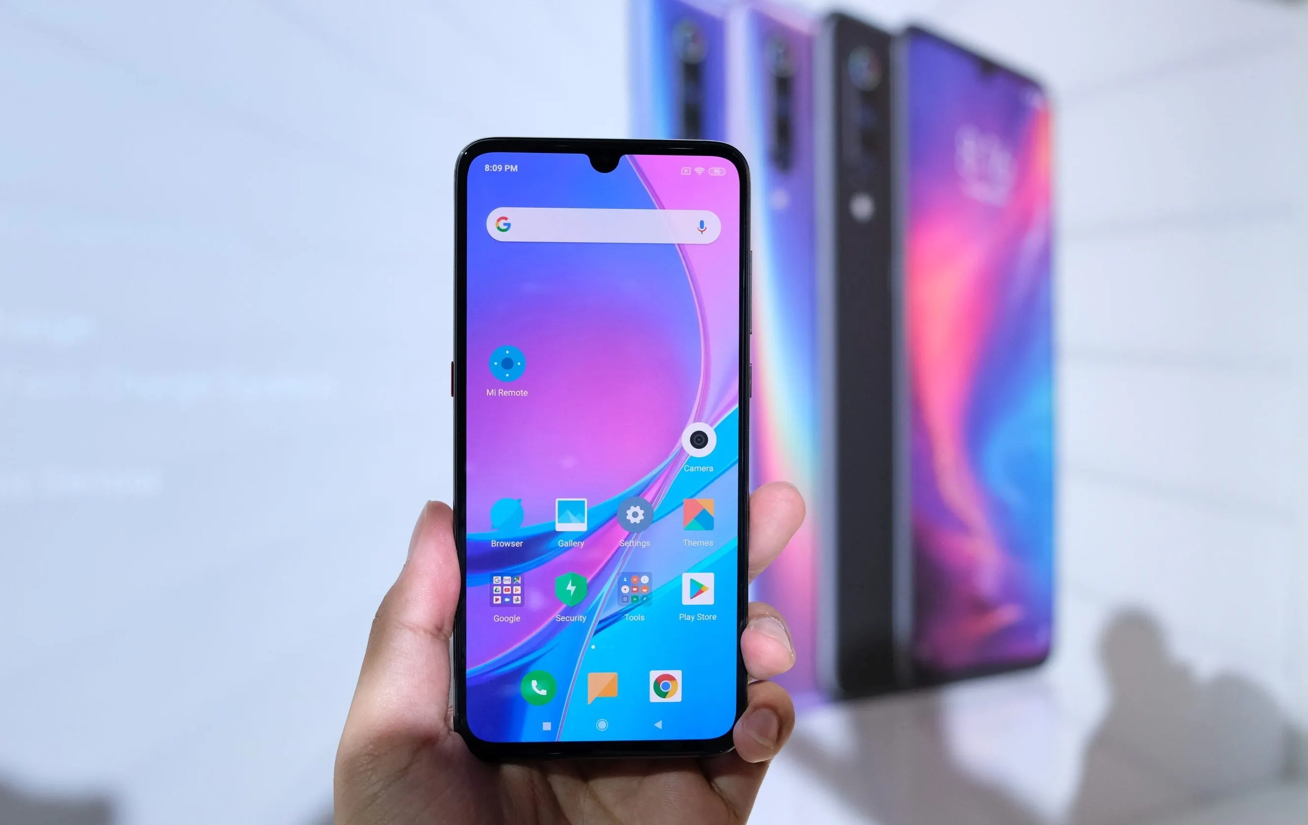 Xiaomi Mi 9 и Redmi 7 приехали в Россию. Какие цены и подарки?