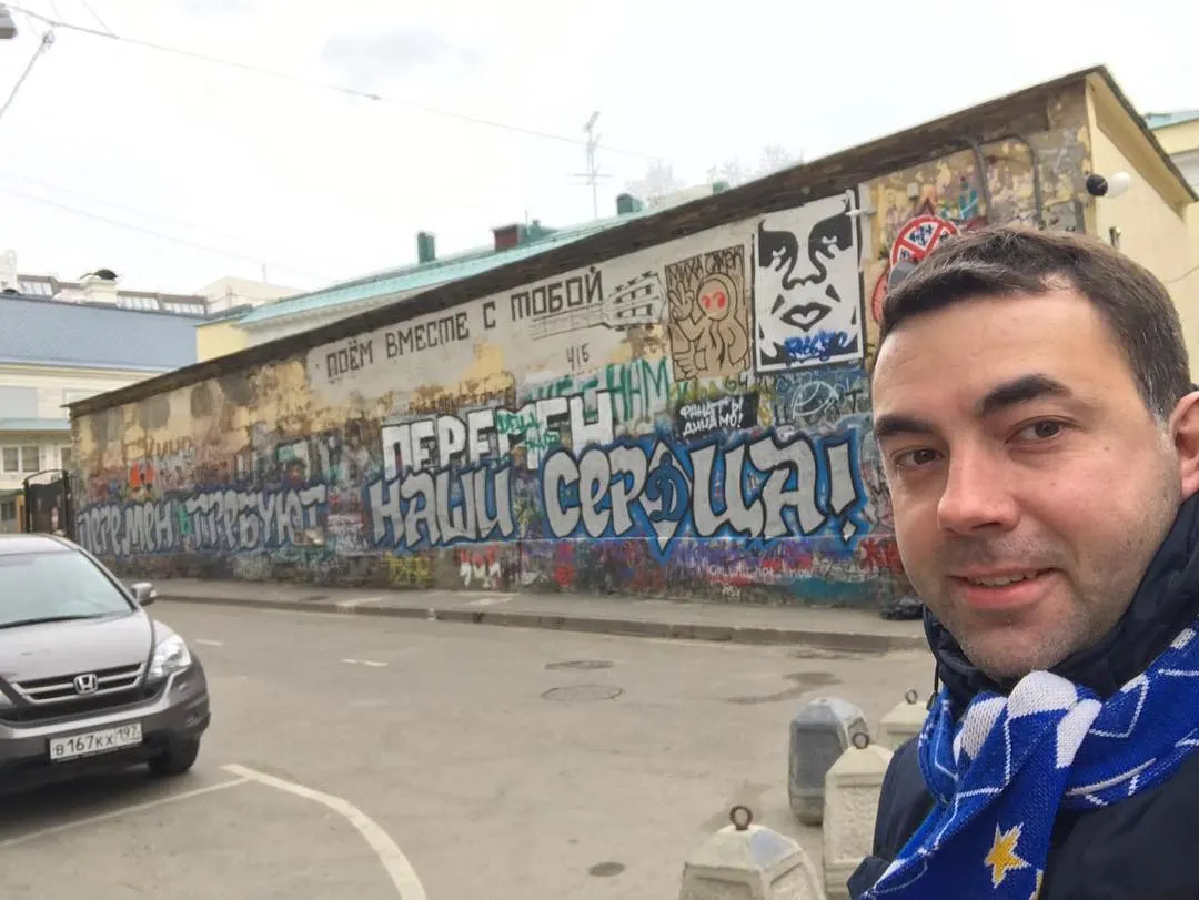 Фанаты «Динамо» закрасили «стену Цоя». Клуб подарил билеты на футбол за фото на ее фоне – это скандал