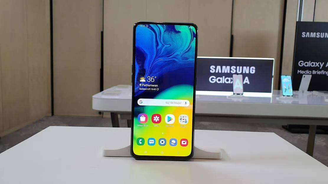 Экранные рамки Galaxy A80 отфотошоплены. Samsung пыталась всех надурить