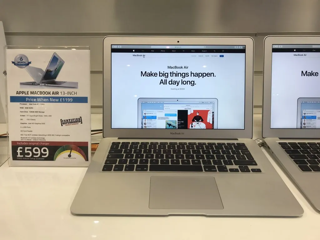 MacBook Air пора отправлять на антресоли. Ему не место в официальных магазинах