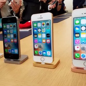 iPhone SE пока жив. И он внезапно подешевел