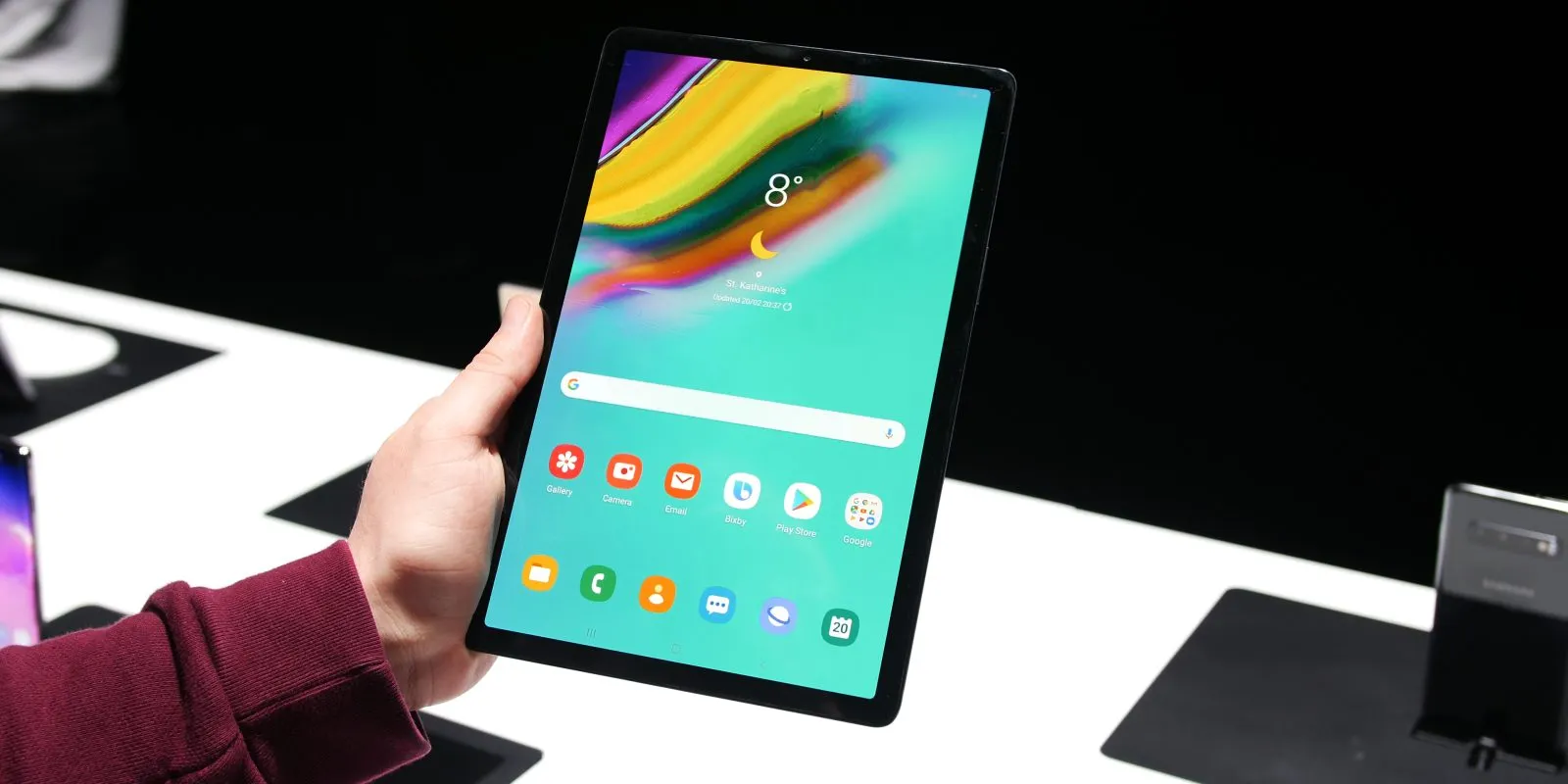 В Россию приехал планшет Samsung Galaxy Tab S5e. К нему в подарок дают беспроводные наушники
