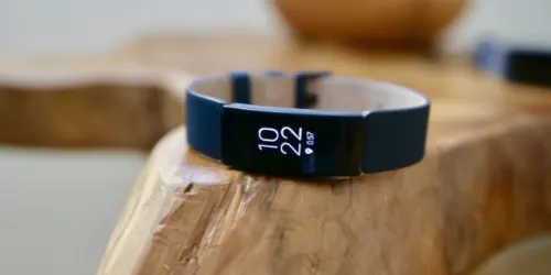 У Xiaomi Mi Band 3 есть дорогая альтернатива от Fitbit. Стоит ли переплачивать?