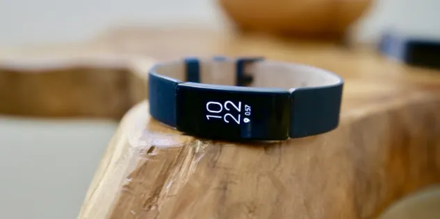 У Xiaomi Mi Band 3 есть дорогая альтернатива от Fitbit. Стоит ли переплачивать?
