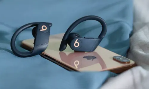 Вышел клон AirPods от Beats. Гарнитура крепко держится в ушах и работает 9 часов