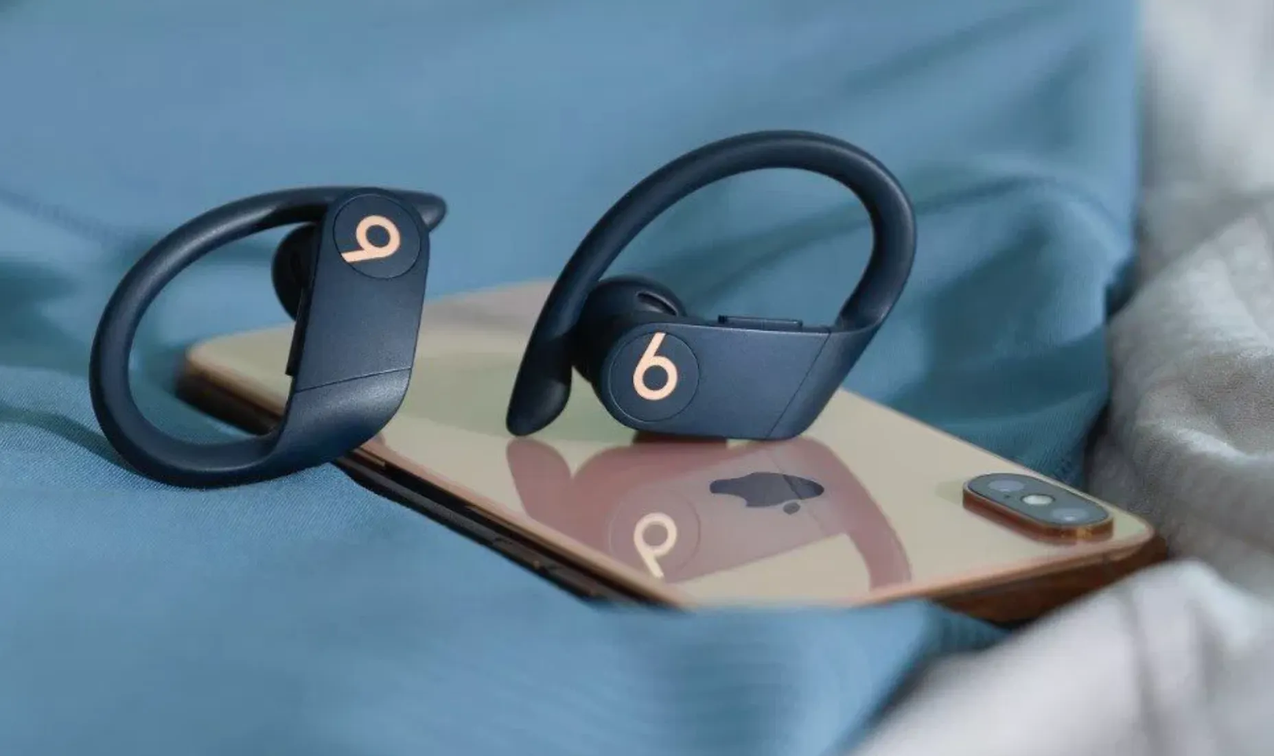 Вышел клон AirPods от Beats. Гарнитура крепко держится в ушах и работает 9 часов