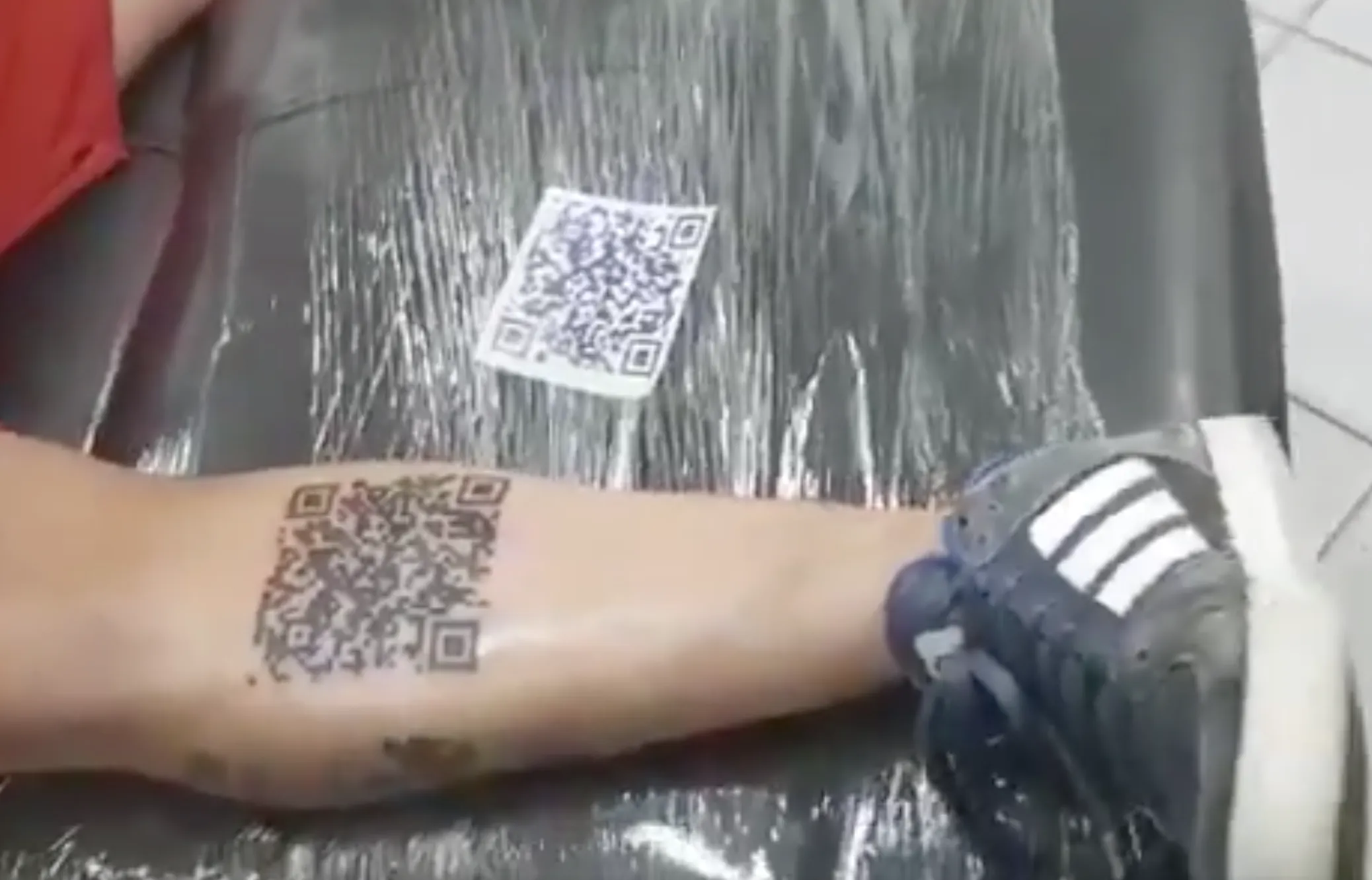 Фанат сделал тату с QR-ссылкой на ролик с голами любимой команды. Но YouTube удалил видео