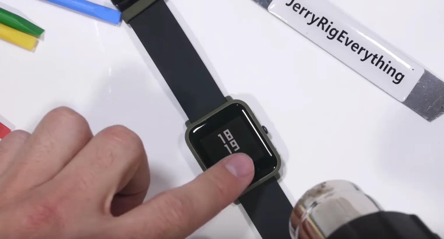 Говорят, что у Amazfit Bip выпадает экран. Есть ли брак на самом деле?