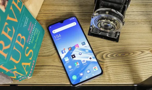 Xiaomi Mi 9 уже можно купить в России. Есть подарки