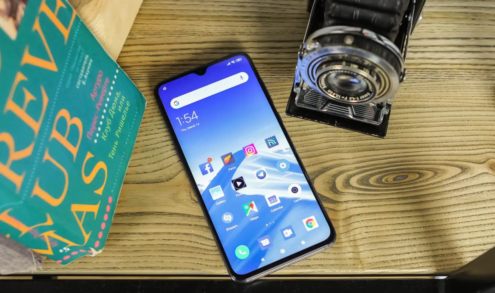 Xiaomi Mi 9 уже можно купить в России. Есть подарки