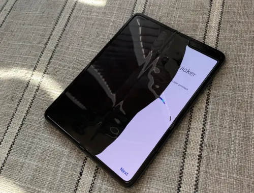 У гибкого смарта Samsung Galaxy Fold ломается экран. Мы собрали видео и фото с этой проблемой