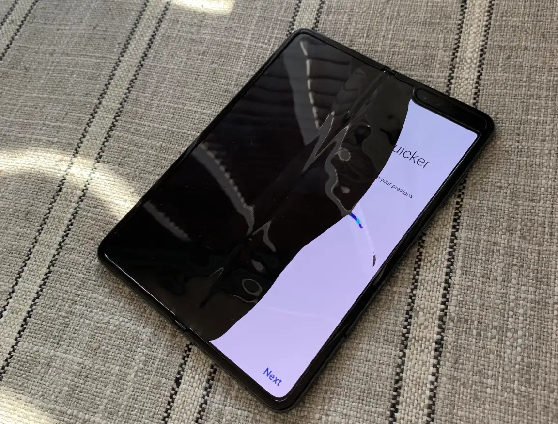 У гибкого смарта Samsung Galaxy Fold ломается экран. Мы собрали видео и фото с этой проблемой