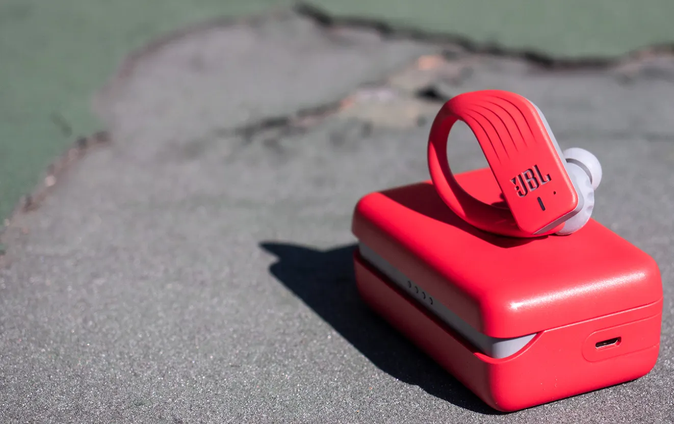 JBL выпустила клона Powerbeats Pro. Наушники держат всего 4 часа, но стоят в два раза дешевле