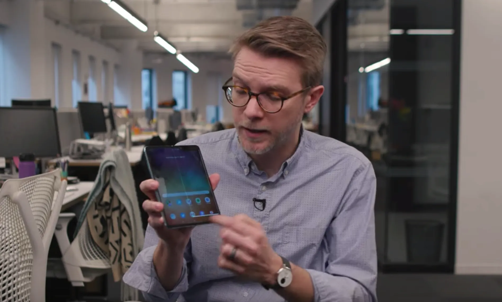 У журналиста сломался Samsung Galaxy Fold. Парень все равно сделал обзор девайса