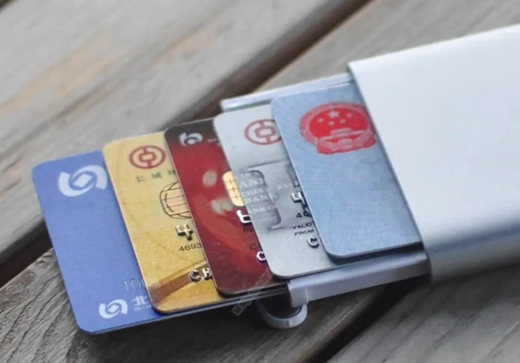 Xiaomi анонсировала кредитную карту. Это решит проблему смартов без NFC