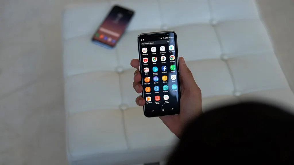 В чем уникальность Samsung Galaxy S8? Объясняем на примере его конкурентов
