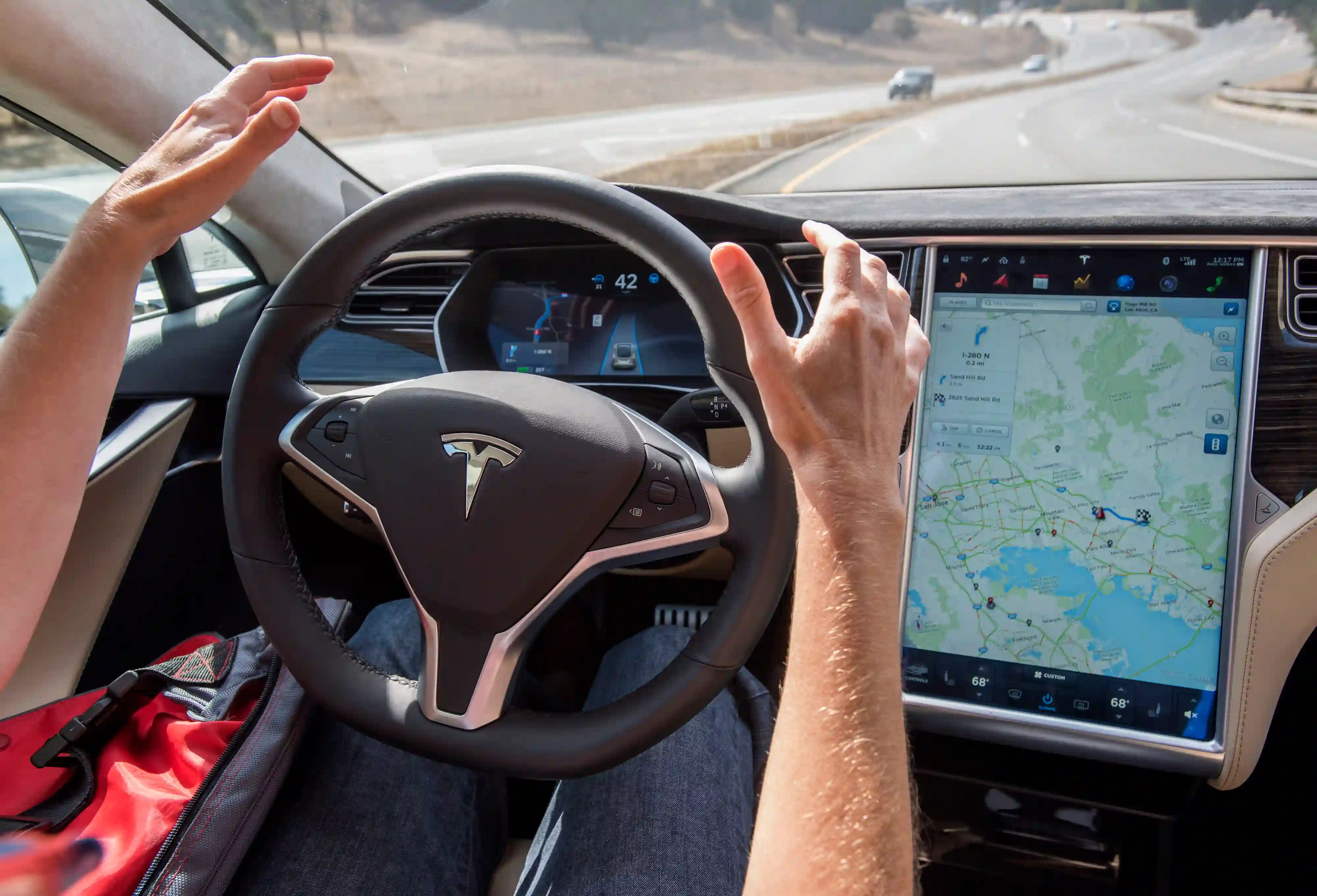 Илон Маск уверен, что к концу 2019 года автопилот Tesla станет умнее живого водителя. Почему это бред
