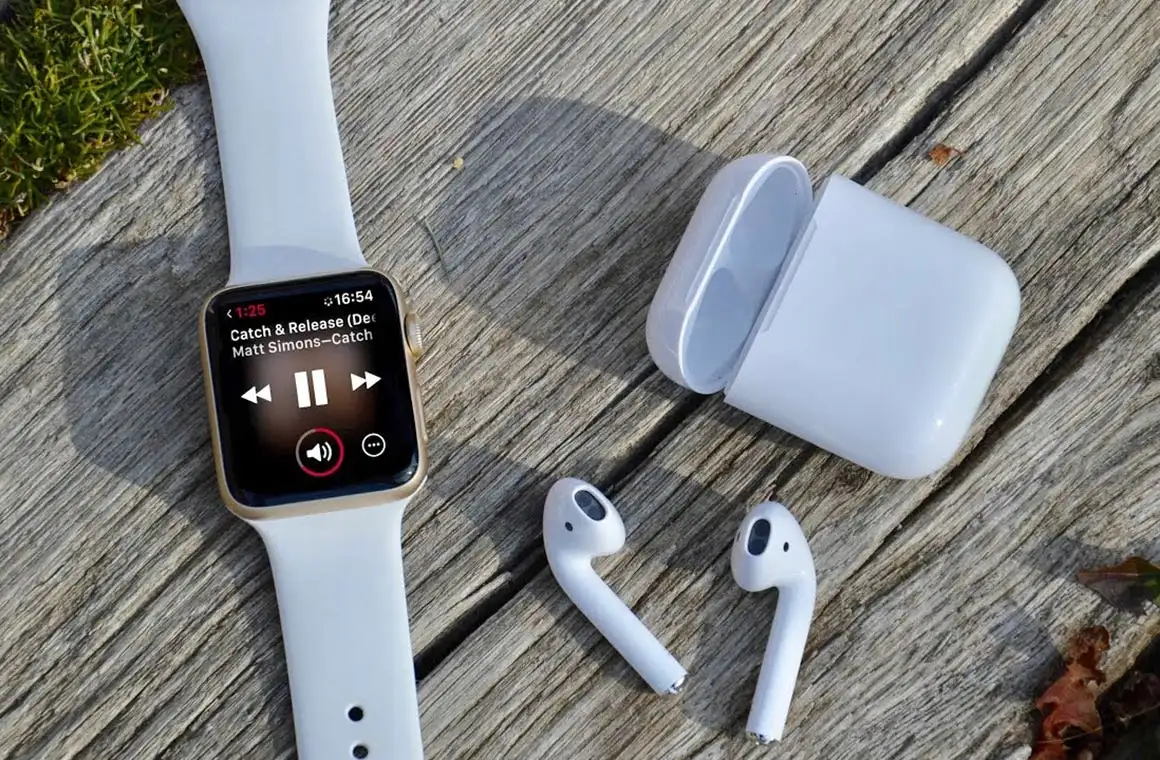 AirPods работают с зарядкой Apple Watch. Но это неудобно