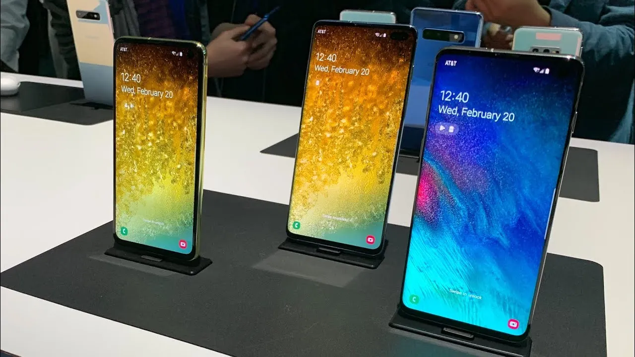 Samsung Galaxy S10+ сильно подешевел. У него лучший экран на рынке