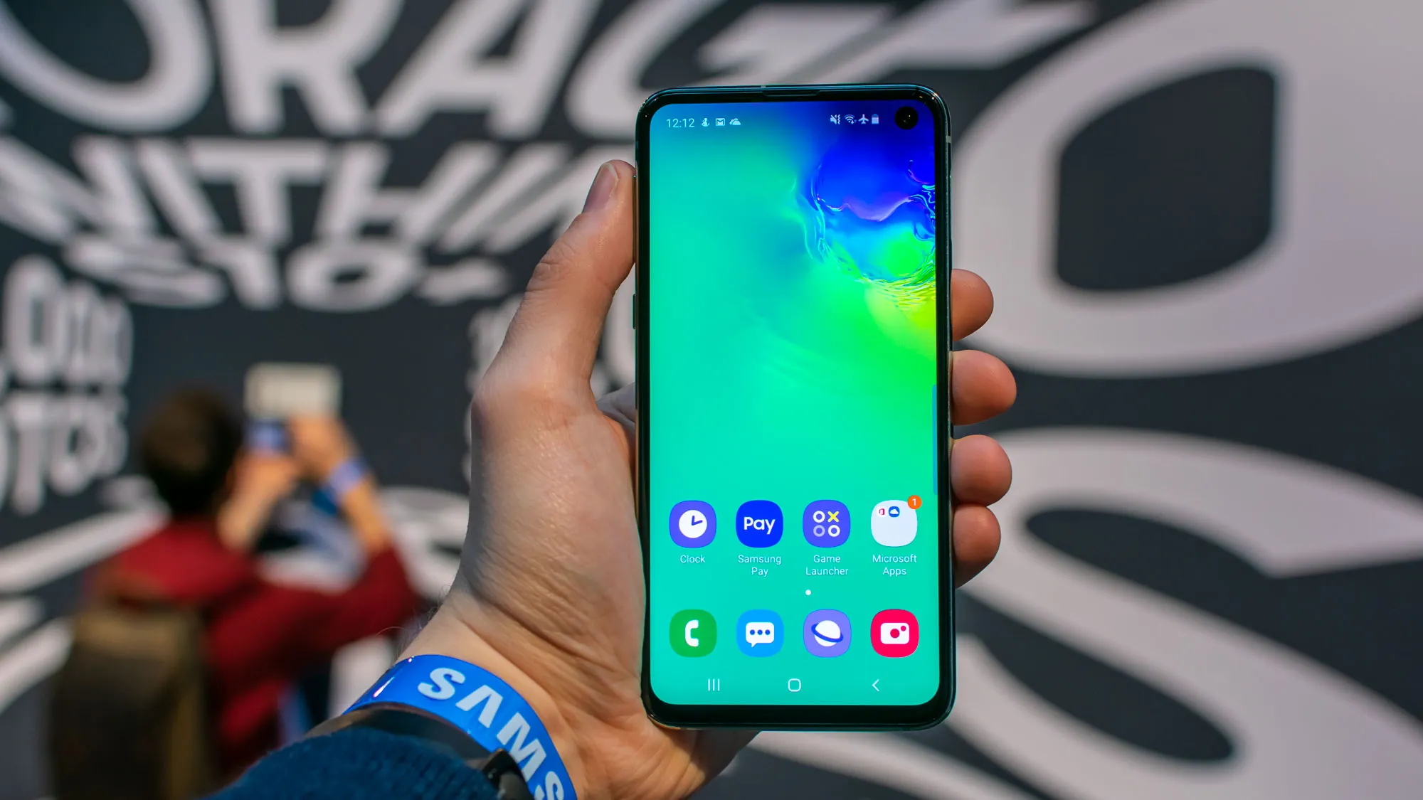 Samsung Galaxy S10e – главный девайс осени. Теперь он стоит невероятно дешево