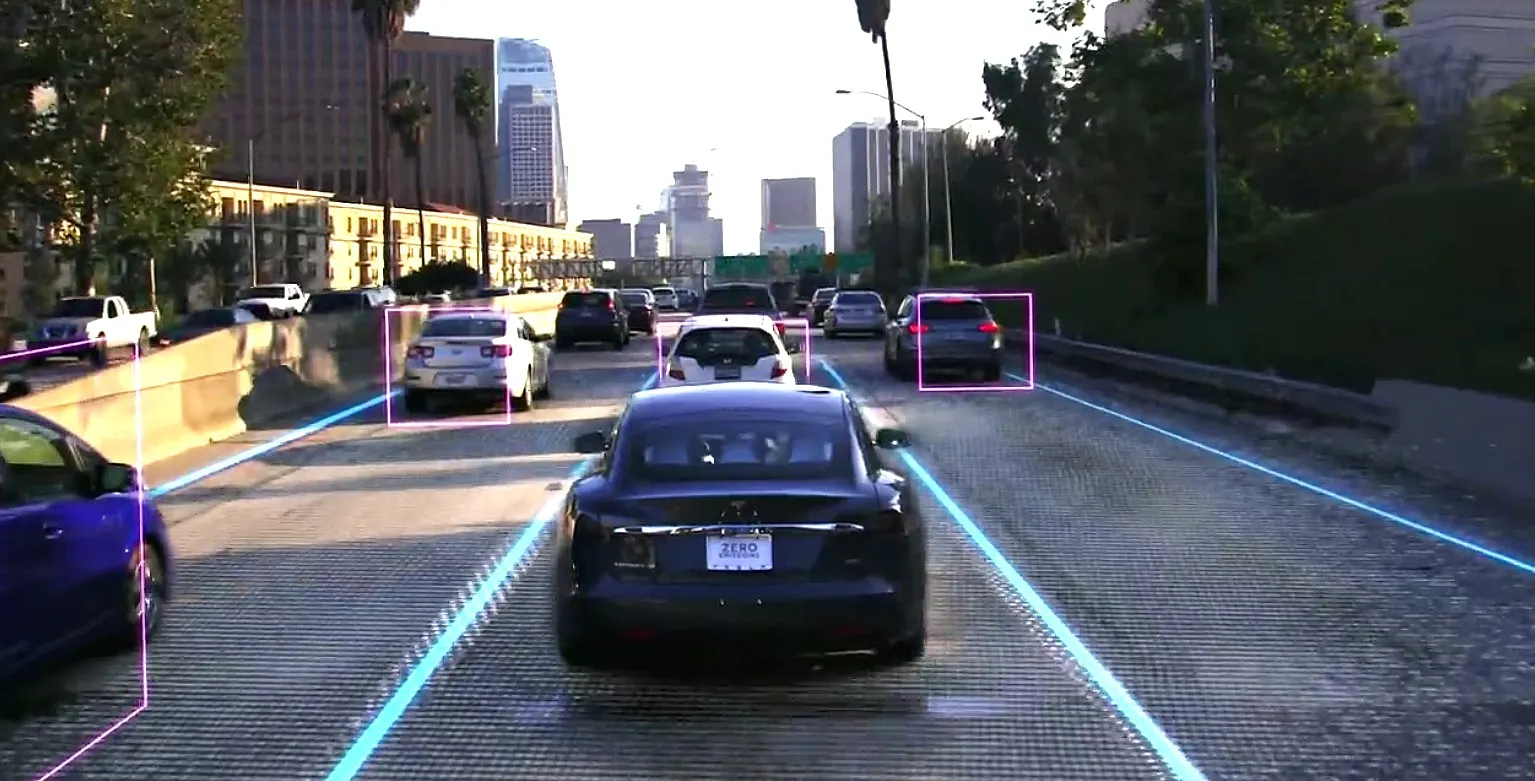 Владельцы Tesla смогут зарабатывать на своих машинах. Как работает роботакси от Илона Маска?