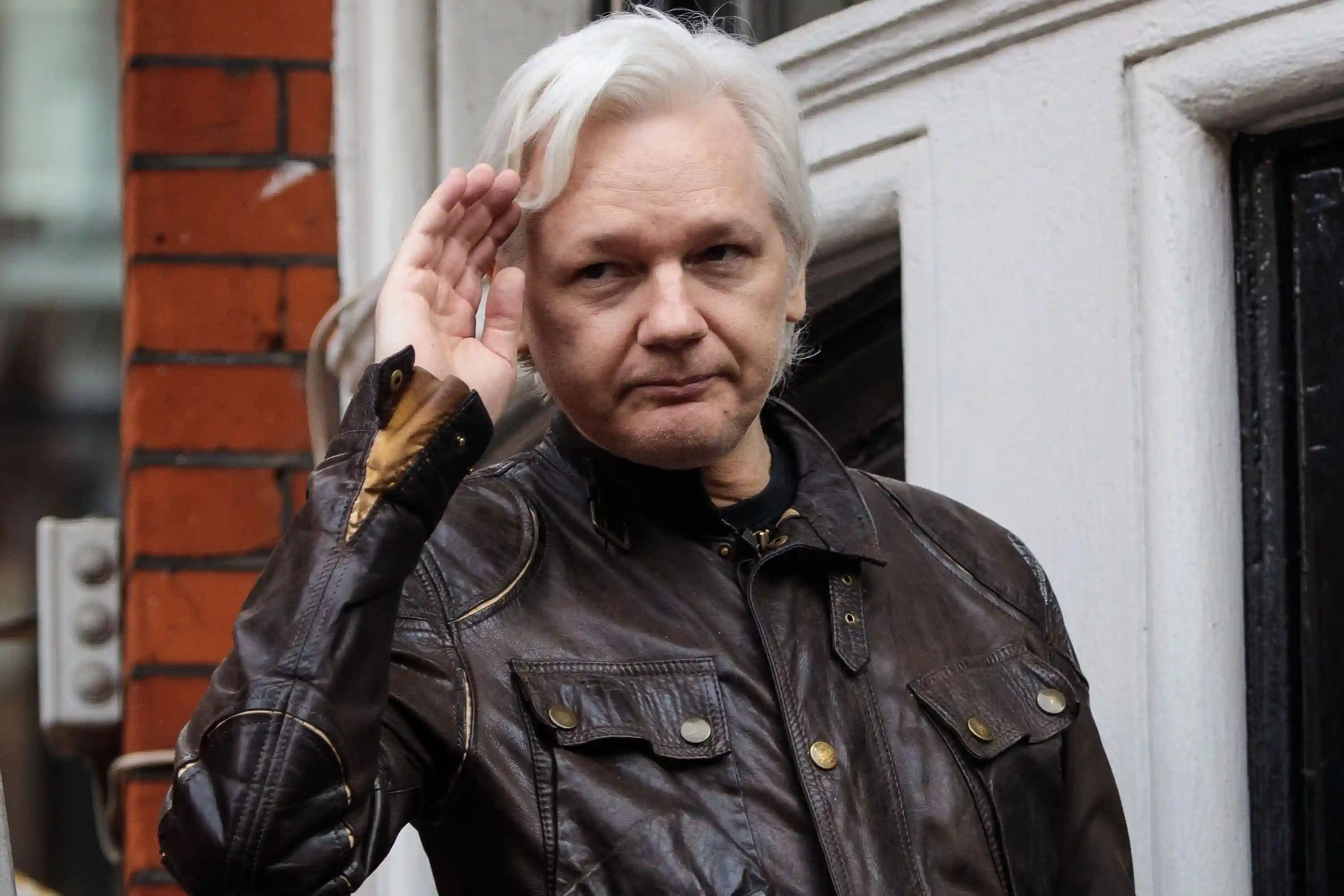 Задержан Джулиан Ассанж. На основателя WikiLeaks было больно смотреть во время ареста
