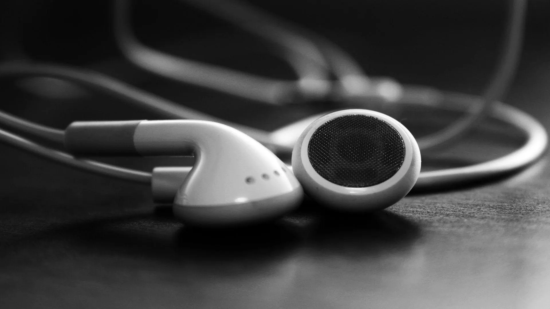 ﻿Зажал деньги на AirPods и провел неделю без наушников. Вывод: это незаменимый девайс
