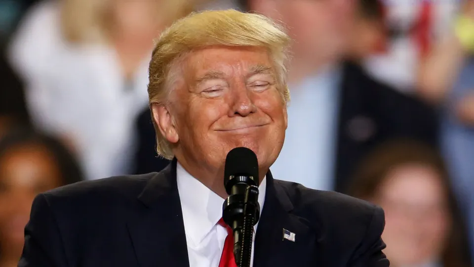 Дональд Трамп обвалил капитализацию Apple на 30 миллиардов долларов. Одним твитом