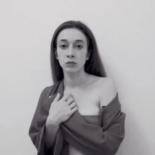 Редактор Wonderzine Рита Вирова выпала из окна восьмого этажа. Девушку доставили в больницу, но не спасли