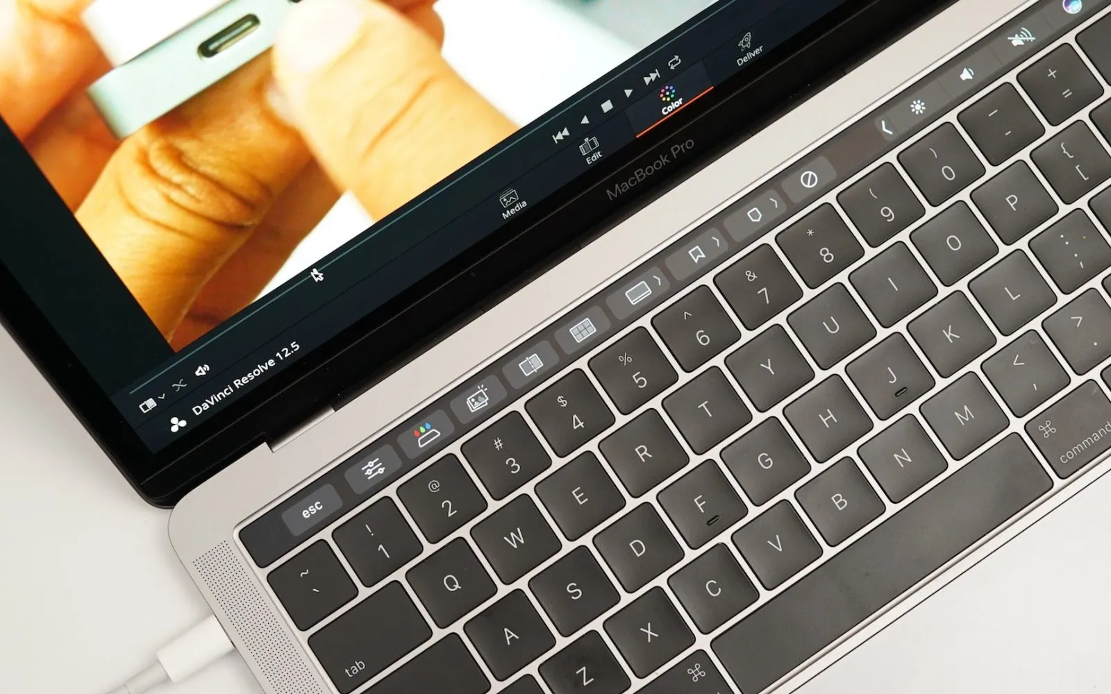 Линейку MacBook Pro тихо обновили. Прокачали процессоры и (якобы) улучшили позорную клавиатуру