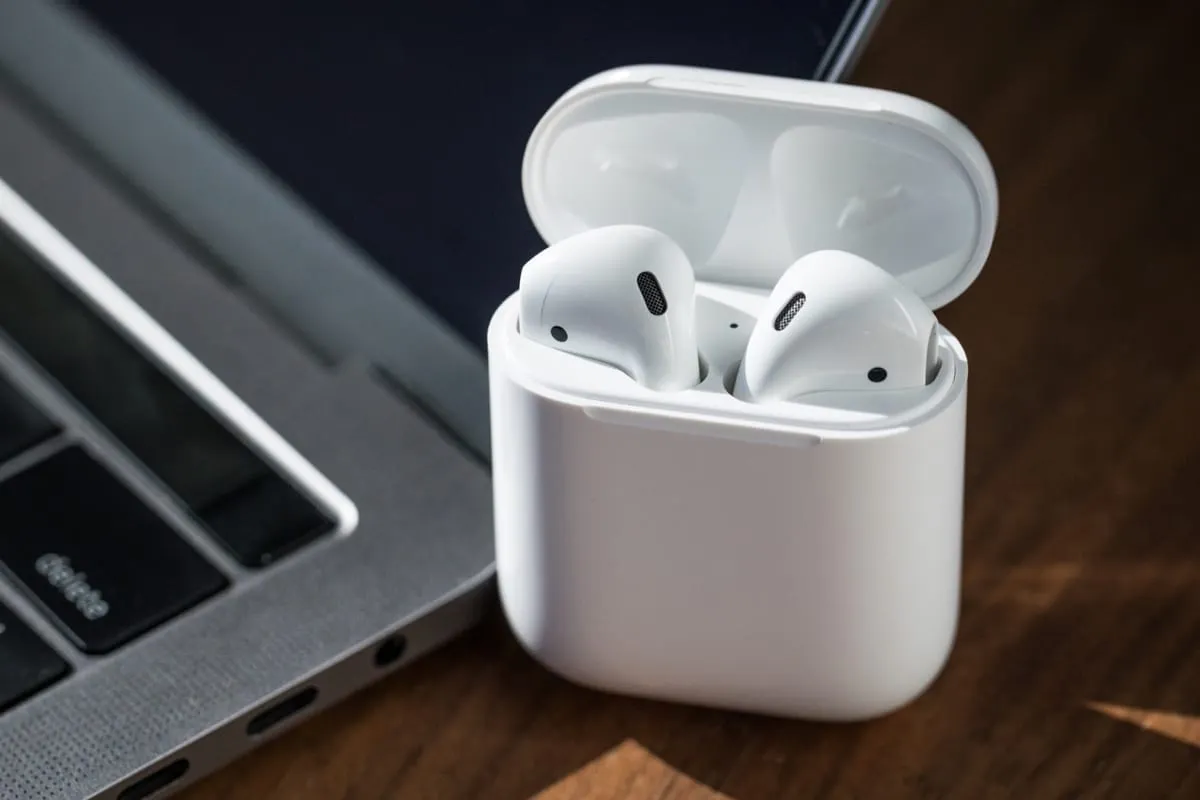 «Связной» распродает первые AirPods. Лучшая цена в России